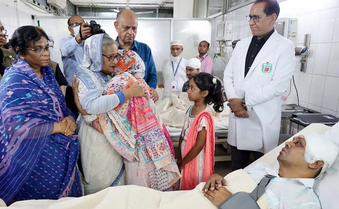 সাম্প্রতিক দেশব্যাপী তান্ডবে আহতদের দেখতে বিএসএমএমইউতে যান প্রধানমন্ত্রী