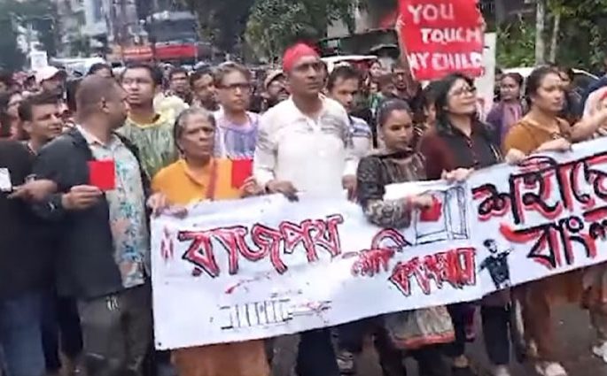 ছাত্রদের পক্ষে শিল্পীদের ব্যতিক্রমী প্রতিবাদ