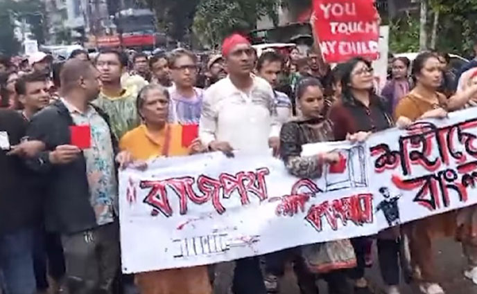 ছাত্রদের পক্ষে শিল্পীদের ব্যতিক্রমী প্রতিবাদ