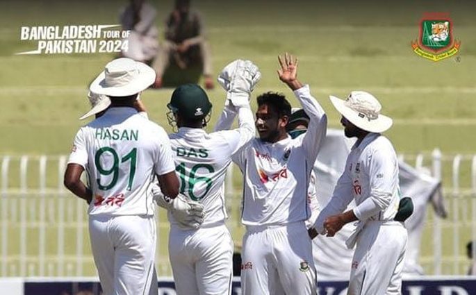 মিরাজের ঘূর্ণিতে ২৭৪ রানে অলআউট পাকিস্তান