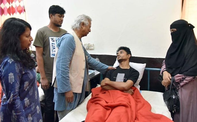 ছাত্র আন্দোলনে আহতদের দেখতে আরপিএমসিএইচে যান ড. ইউনূস
