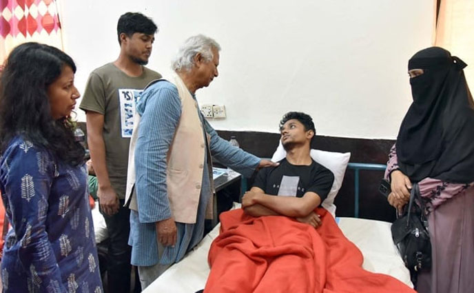 ছাত্র আন্দোলনে আহতদের দেখতে আরপিএমসিএইচে যান ড. ইউনূস