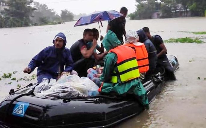 বন্যা পরিস্থিতি মোকাবিলায় ফেনীতে চিকিৎসা সহায়তা ও উদ্ধার অভিযানে নৌবাহিনী