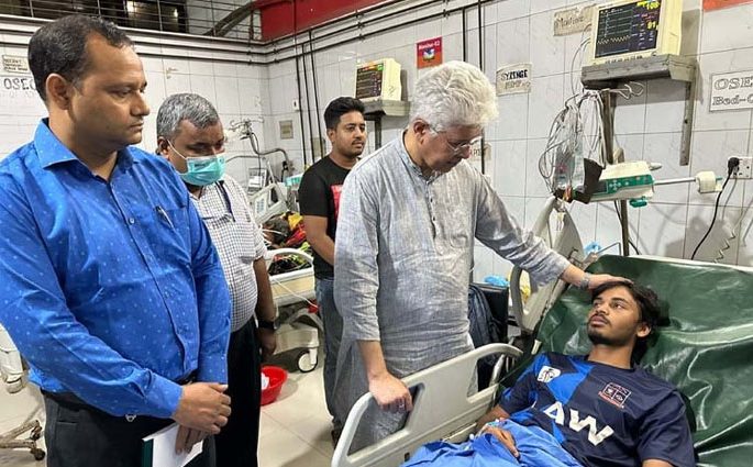 আহত শিক্ষার্থীদের দেখতে ঢামেক হাসপাতালে উপদেষ্টা আদিলুর রহমান খান