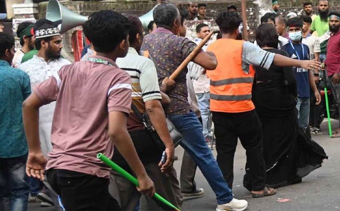 ধানমন্ডি ৩২ নম্বর থেকে ১০ জনের বেশি মানুষকে দেওয়া হলো পুলিশে