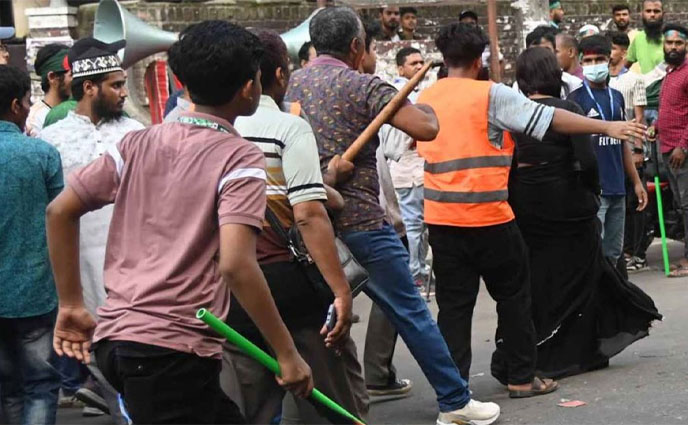 ধানমন্ডি ৩২ নম্বর থেকে ১০ জনের বেশি মানুষকে দেওয়া হলো পুলিশে