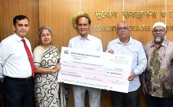 প্রধান উপদেষ্টার পক্ষে ৩ কোটি ৯৫ লাখ টাকার আনুদানের চেক গ্রহণ ত্রাণ উপদেষ্টার