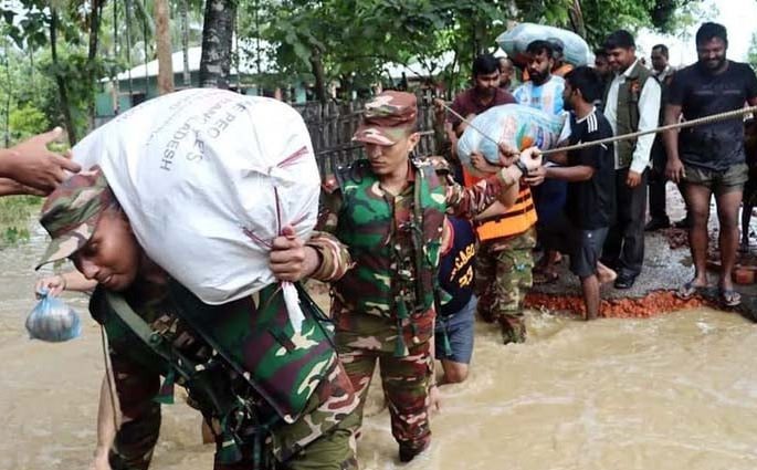 বন্যার্তদের উদ্ধারে ৬ জেলায় কাজ করছে সশস্ত্র বাহিনী