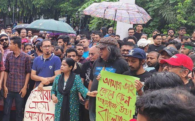 ‘আর একটা গুলি যেন না চলে’, রাজপথে সংগীতশিল্পীরা