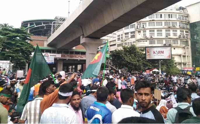 শাহবাগ অবরোধ করেছেন আউটসোর্সিং কর্মীরা, বন্ধ যান চলাচল