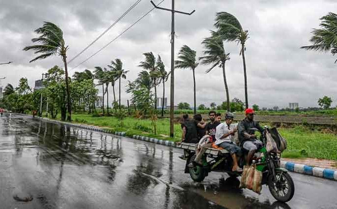 সন্ধ্যার মধ্যে নয় অঞ্চলে ৮০ কিলোমিটার বেগে ঝড়ের আভাস