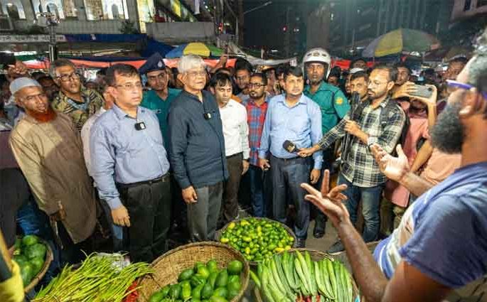 নিত্যপণ্যের মূল্য স্বাভাবিক রাখতে বাজার তদারকি করলেন উপদেষ্টা
