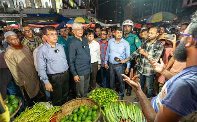 নিত্যপণ্যের মূল্য স্বাভাবিক রাখতে বাজার তদারকি করলেন উপদেষ্টা