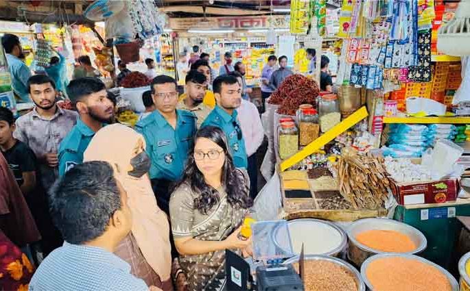 নিত্যপণ্যের বাজার তদারকি করলো বাণিজ্য মন্ত্রণালয়ের দুই টিম