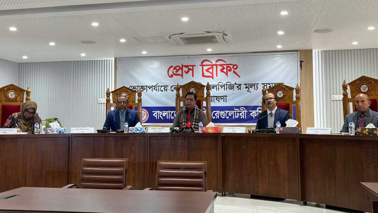 ভোক্তারা সরকারি মূল্যে এলপি গ্যাস কিনতে পারবেন, এ নিশ্চয়তা দিতে পারছি না : বিইআরসি চেয়ারম্যান