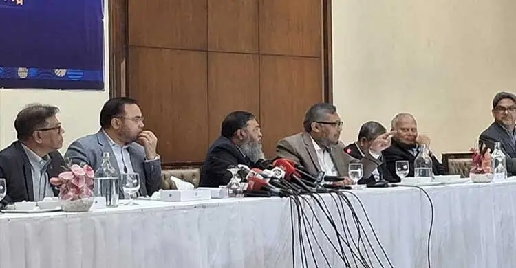 ‘দেশের পোশাক খাত এক বছর ধরে আইসিইউতে’