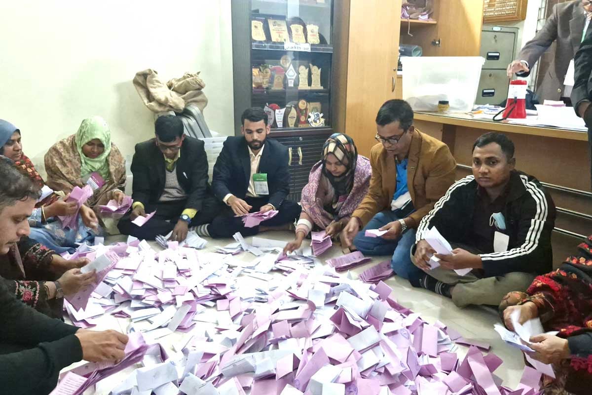 উৎসবমুখর পরিবেশে ভোটগ্রহণ শেষে গণনা চলছে