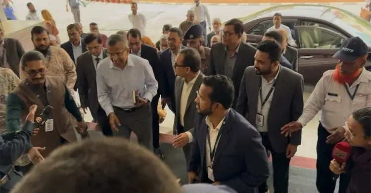 বাংলাদেশ ব্যাংকের গভর্নর হিসেবে যোগ দিলেন মোস্তাকুর রহমান
