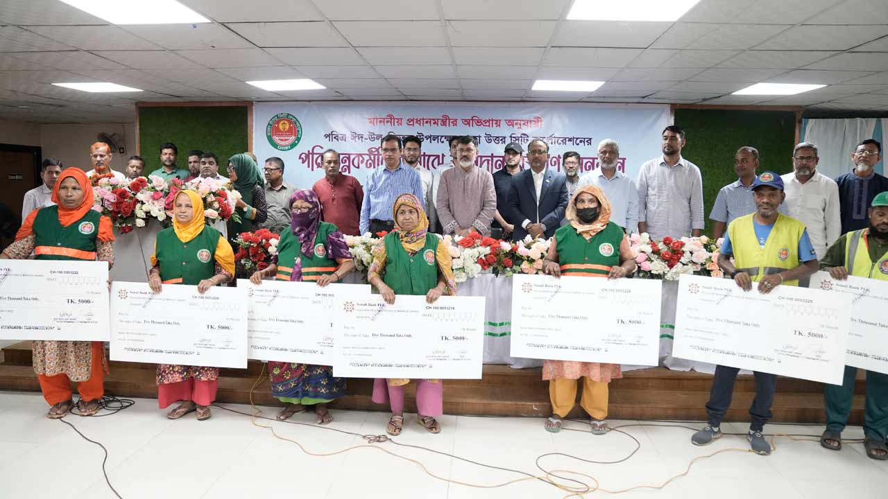 প্রধানমন্ত্রীর ঈদ বোনাস পেলেন ডিএনসিসির ৩ হাজার পরিচ্ছন্নতাকর্মী