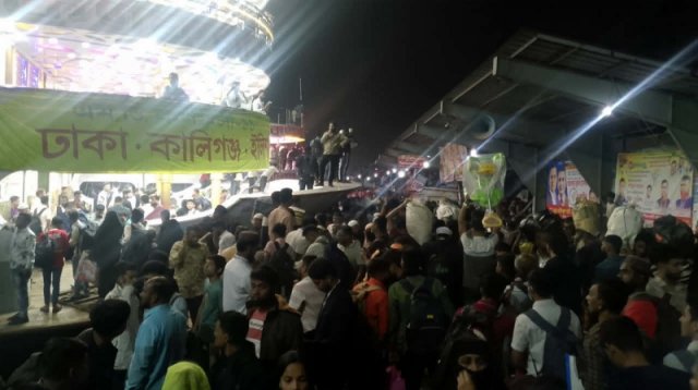 সদরঘাটে ঘরমুখো মানুষের ভিড়, যাত্রীতে পরিপূর্ণ লঞ্চ