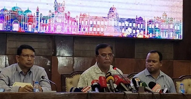 হুট করে ফুটপাতের হকার উচ্ছেদ নয়, ঢাকায় হবে ৮টি নৈশ মার্কেট : ডিএসসিসি প্রশাসক