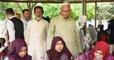 শিশুদের সঙ্গে ঈদ পরবর্তী শুভেচ্ছা বিনিময় করলেন সমাজকল্যাণ মন্ত্রী