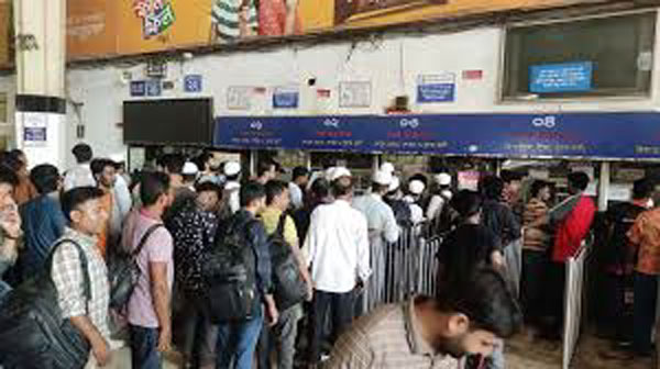 ট্রেনের স্ট্যান্ডিং টিকিটের জন্য কাউন্টারে ভিড়