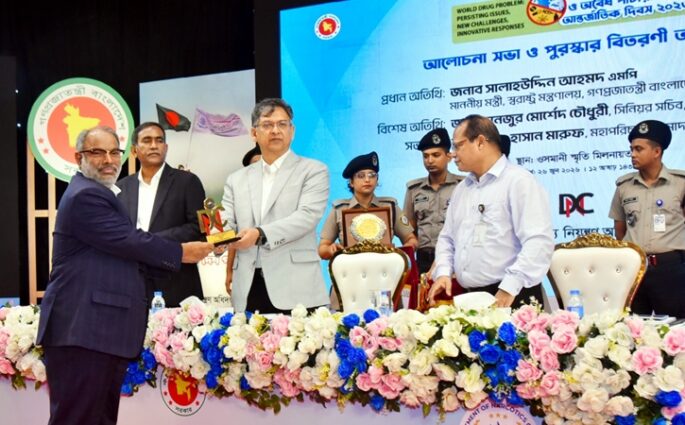 মাদকবিরোধী কার্যক্রমে জাতীয় পর্যায়ে প্রথম পুরস্কার পেল পপুলার লাইফ