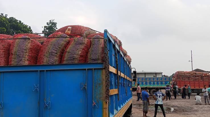 হিলি স্থলবন্দর দিয়ে ভারত থেকে কাঁচা মরিচ আমদানি শুরু