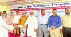 নবাবগঞ্জে পপুলার লাইফের ৩ কোটি টাকার বীমা দাবির চেক হস্তান্তর
